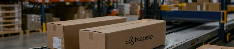 Napsie Pakete auf Förderband im Lager – schnelle Lieferung von Schlaf- und Wohnprodukten
